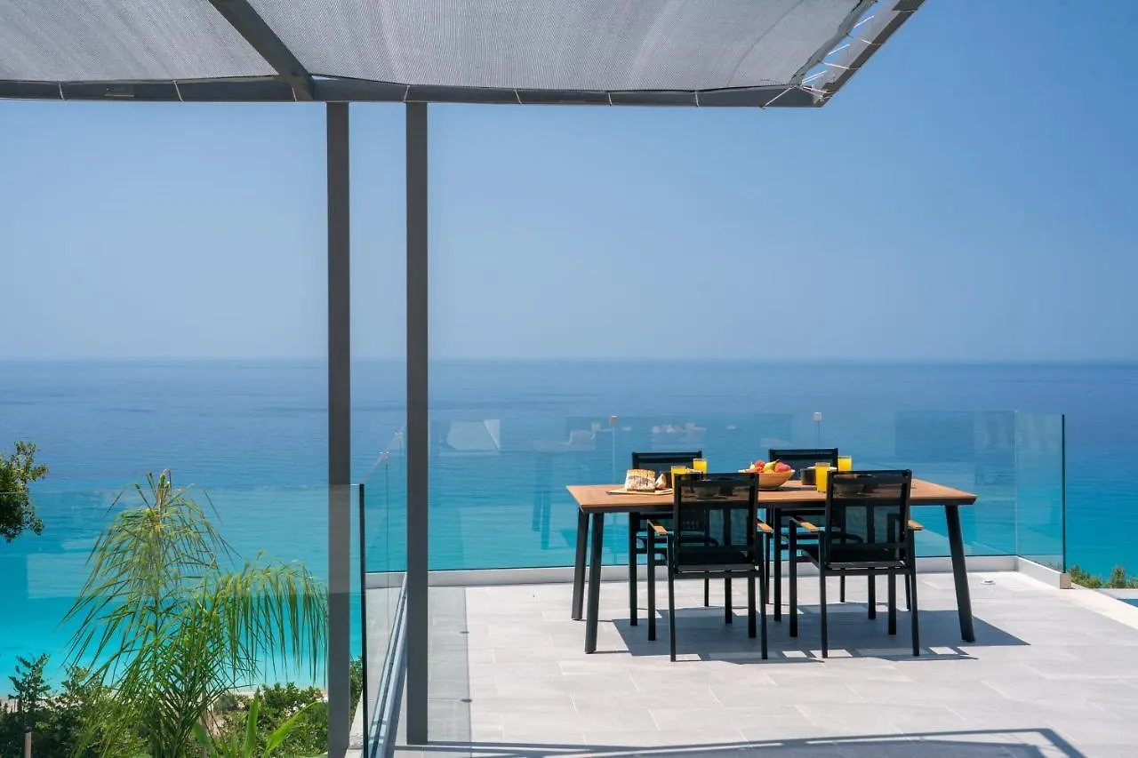 Le Grand Bleu Villa Lourdata