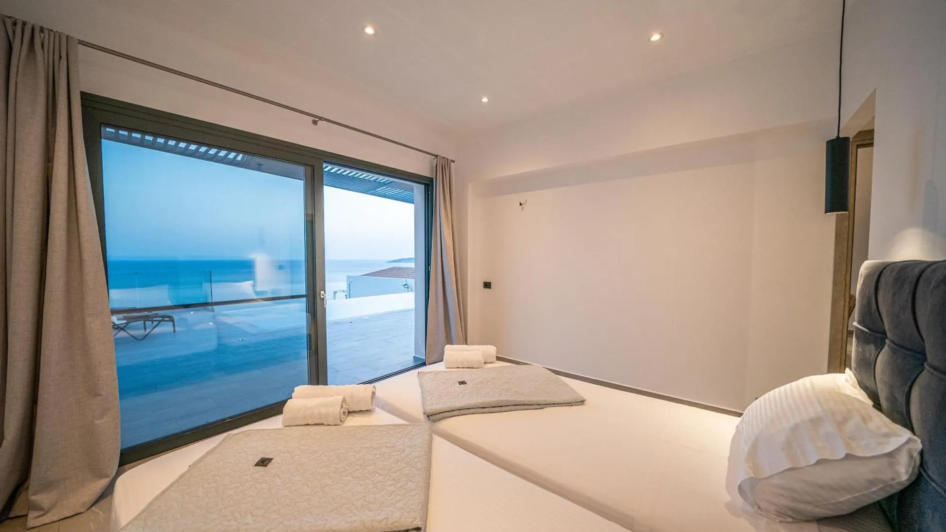 Le Grand Bleu Villa Lourdata