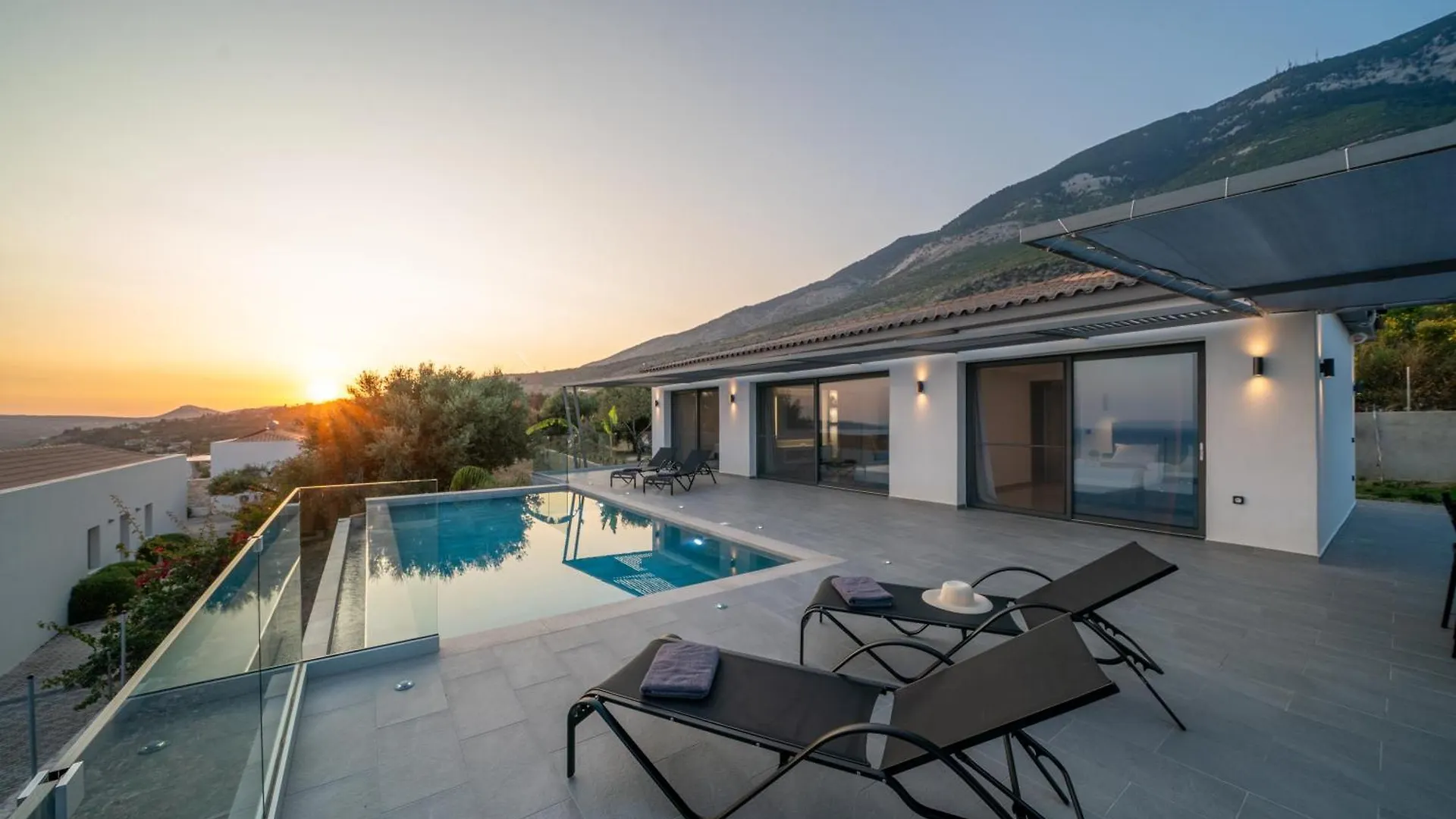 Le Grand Bleu Villa Lourdata