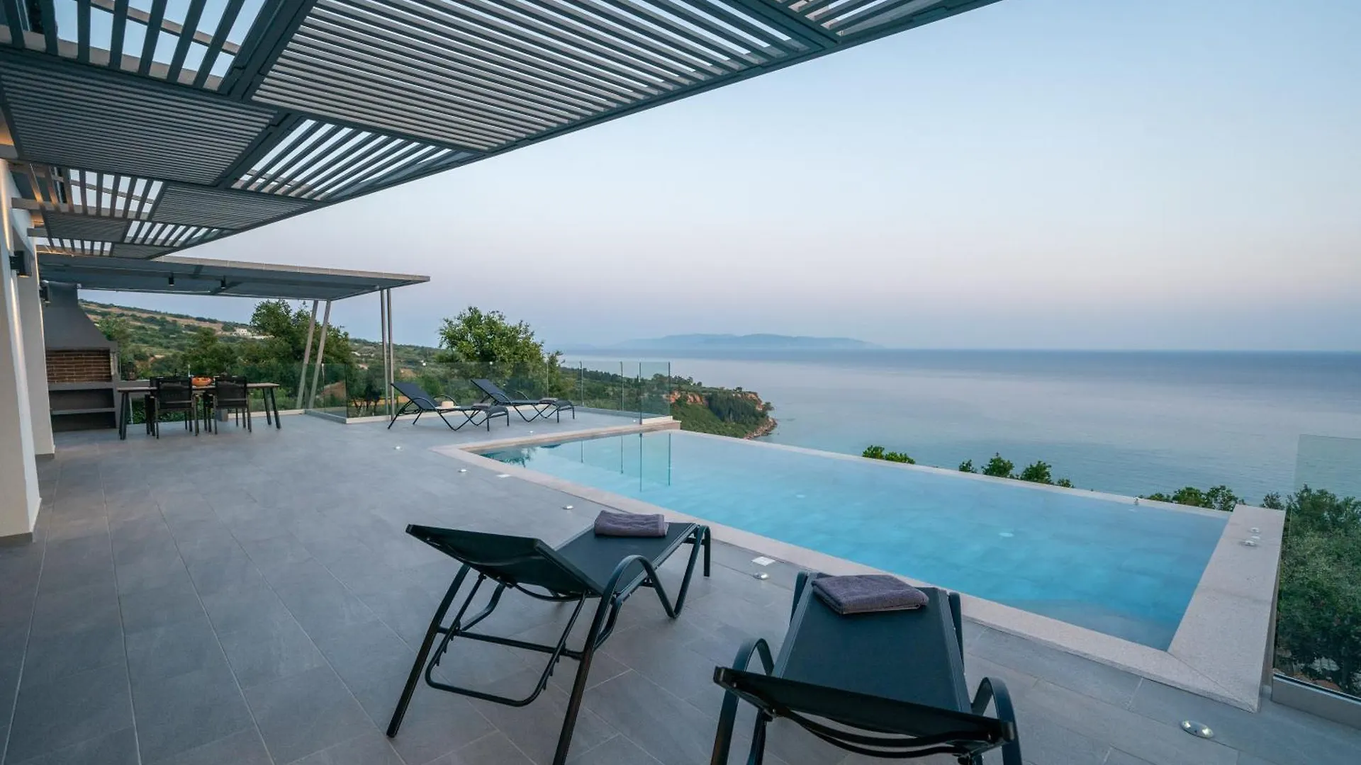 Le Grand Bleu Villa Lourdata