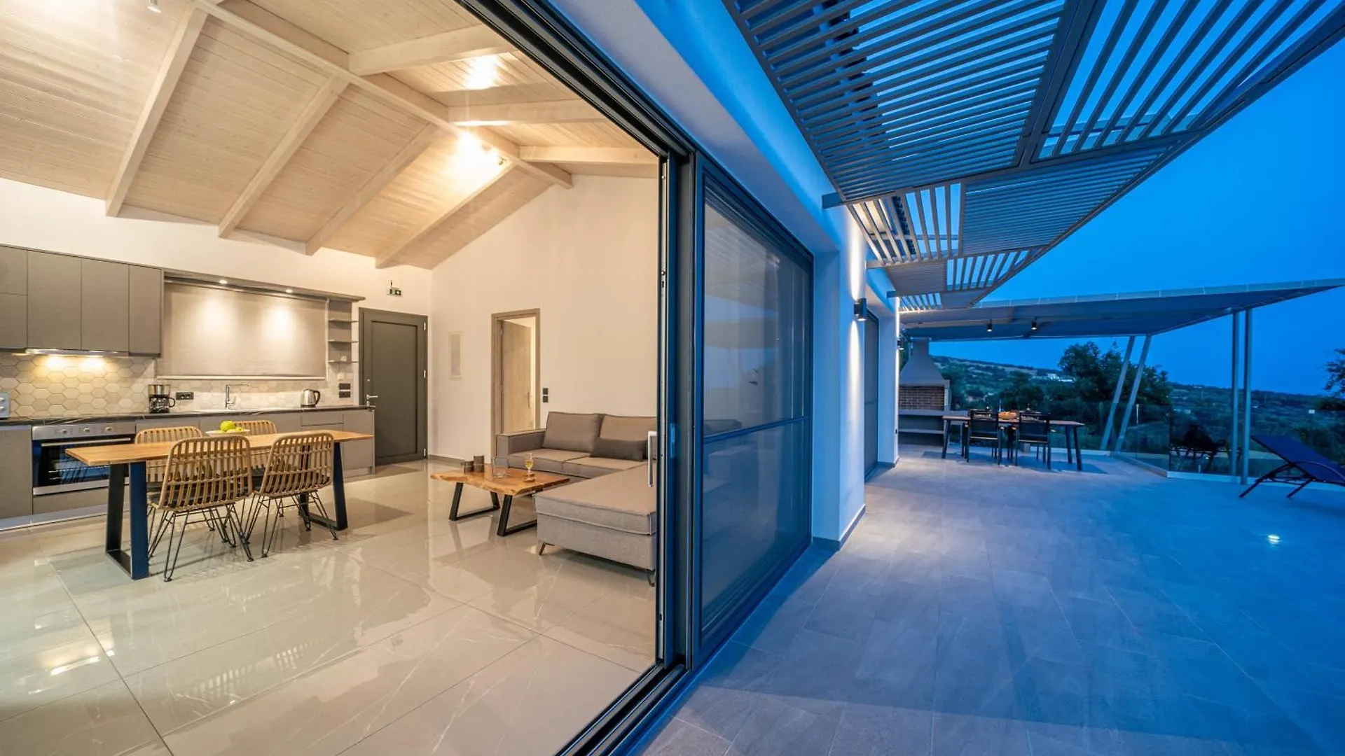 Le Grand Bleu Villa Lourdata