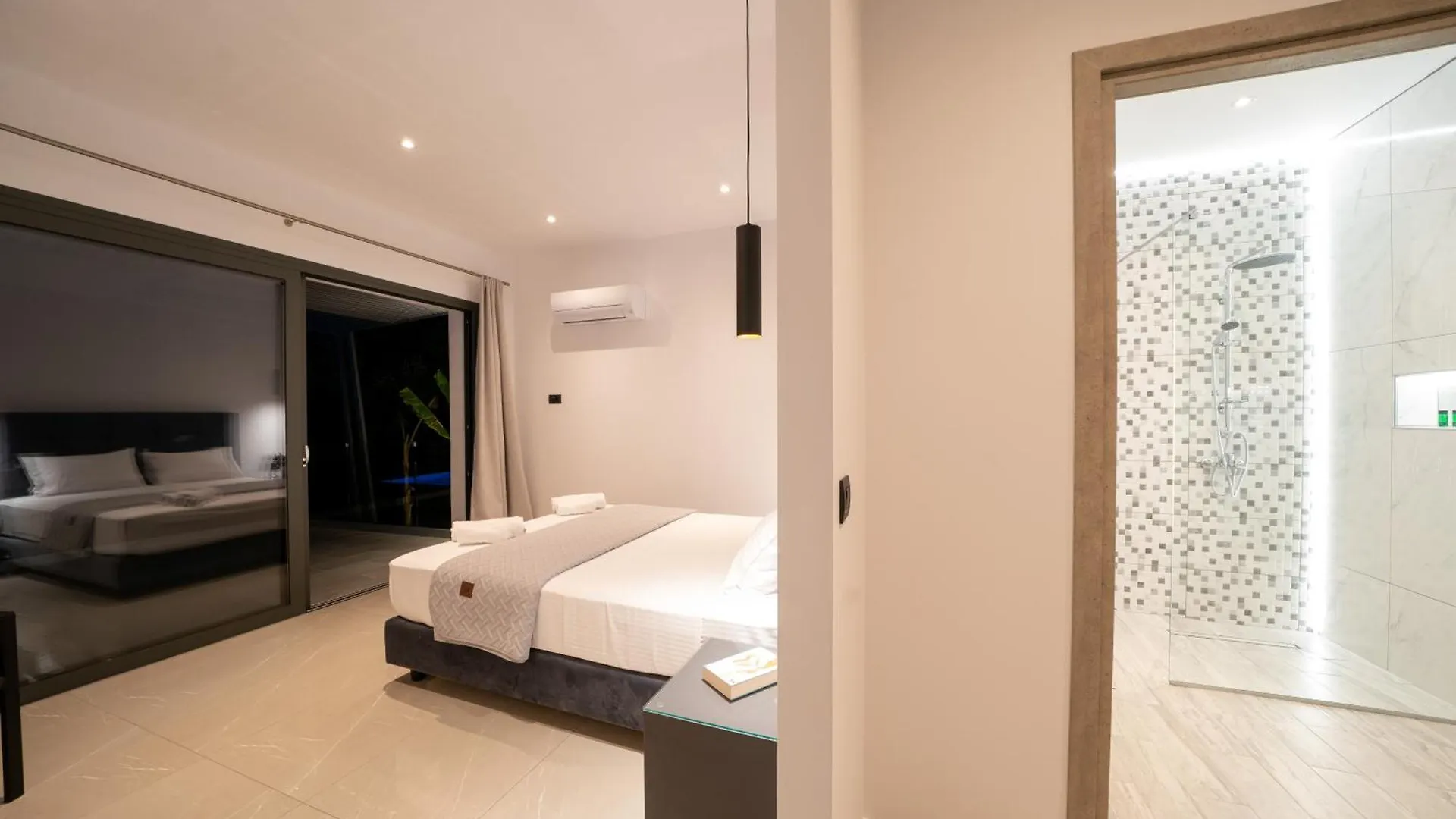 Le Grand Bleu Villa Lourdata