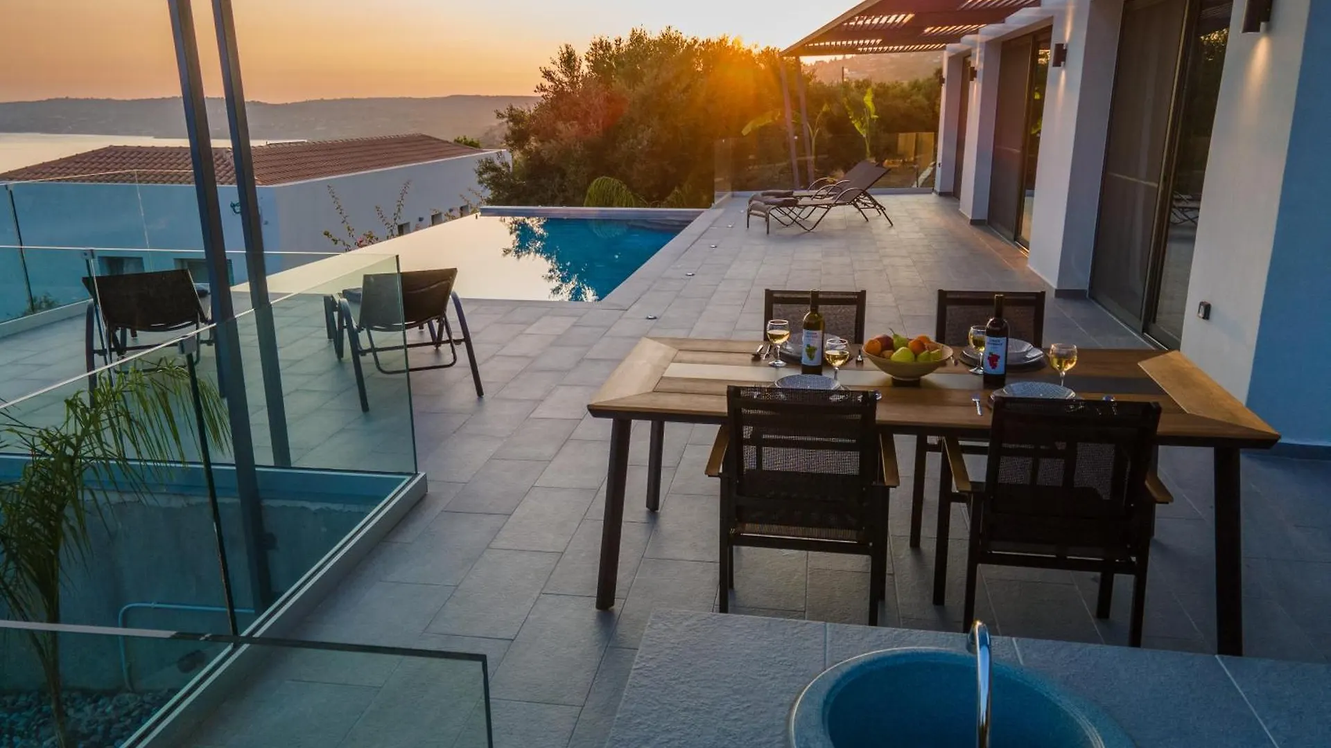 Le Grand Bleu Villa Lourdata